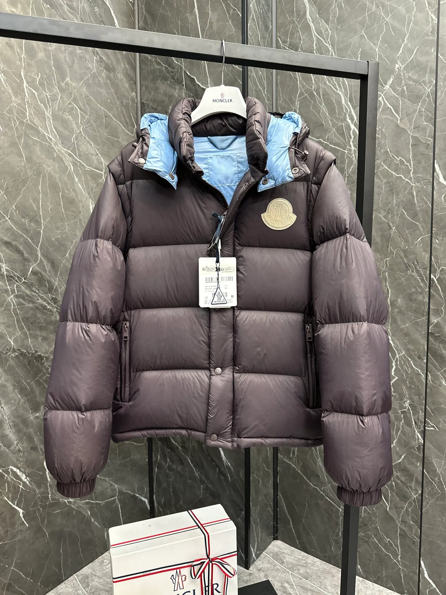⬆️Moncler Cyclone . ⚠️ ， 320 ➕， . / / / / . Cyclone ， 。 Cyclone 80 Classic ， 。 ， ， 。 。 • •Nylon laqué • • • • • • Size : 1-5 Black Navy Blue baby Blue . D 9888055780